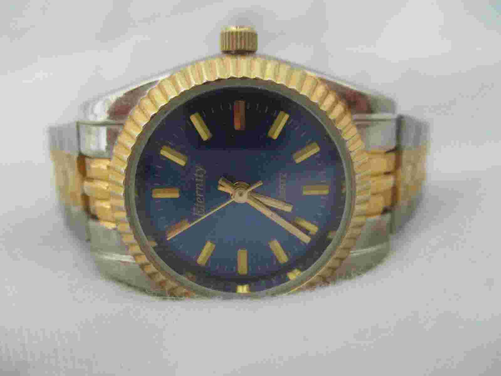Eternity Analog Wristwatch with Quartz Movement