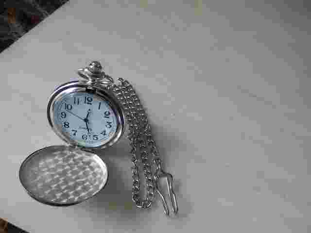 TAMPA BAY BUCCANEERS NFL CHROME POCKET WATCH WITH CHAIN (NEW)