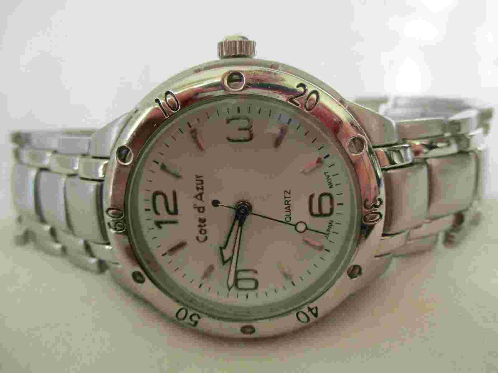 Cote d'Azur Analog Wristwatch with Quartz Movement