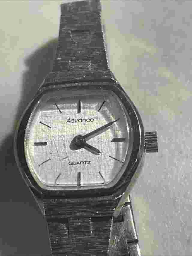 VINTAGE ADVANCE SILVER TONE LADIES WATCH - NEEDS BATTERIES (20A)