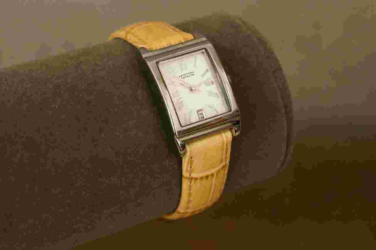 Modern Costume Jewelry Silver Tone Metal TALBOTS Quartz Ladies Watch TA-1033