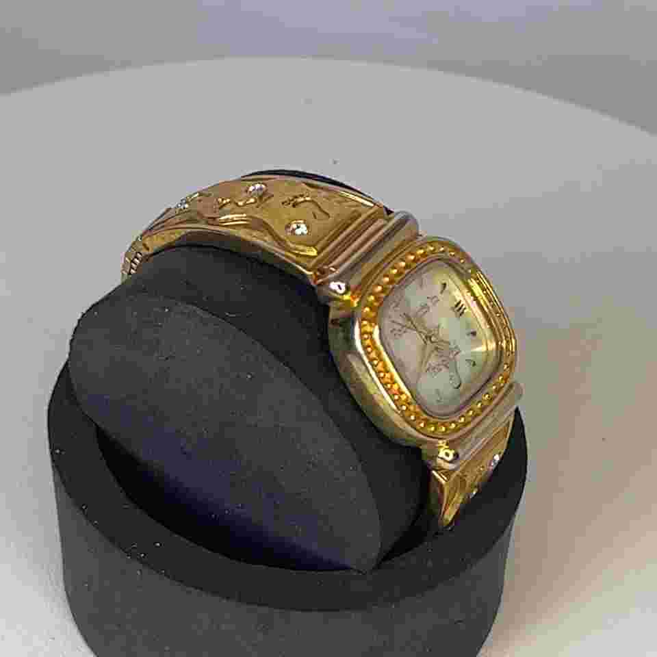 Footprints in The Sand Gold Tone Women’s 23mm Watch MOP Dial Watch Danbury Mint