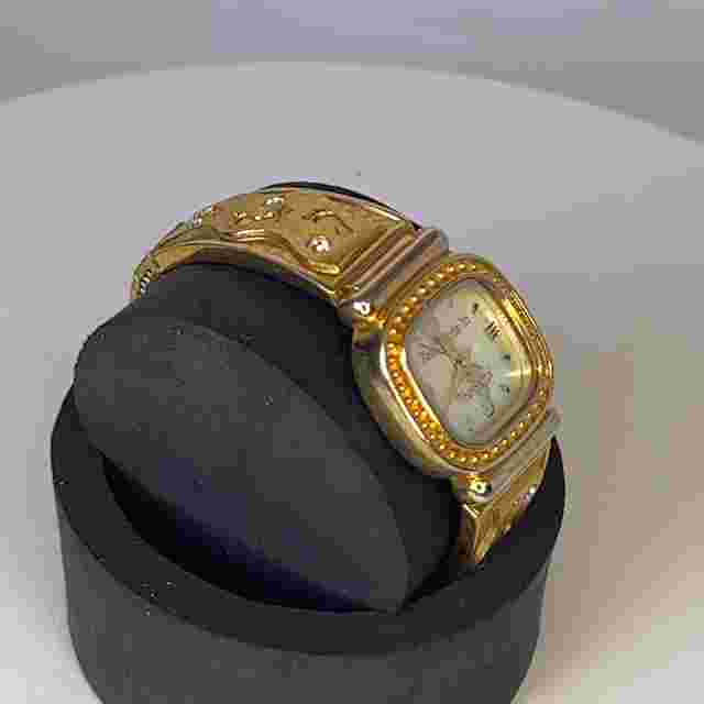 Footprints in The Sand Gold Tone Women’s 23mm Watch MOP Dial Watch Danbury Mint