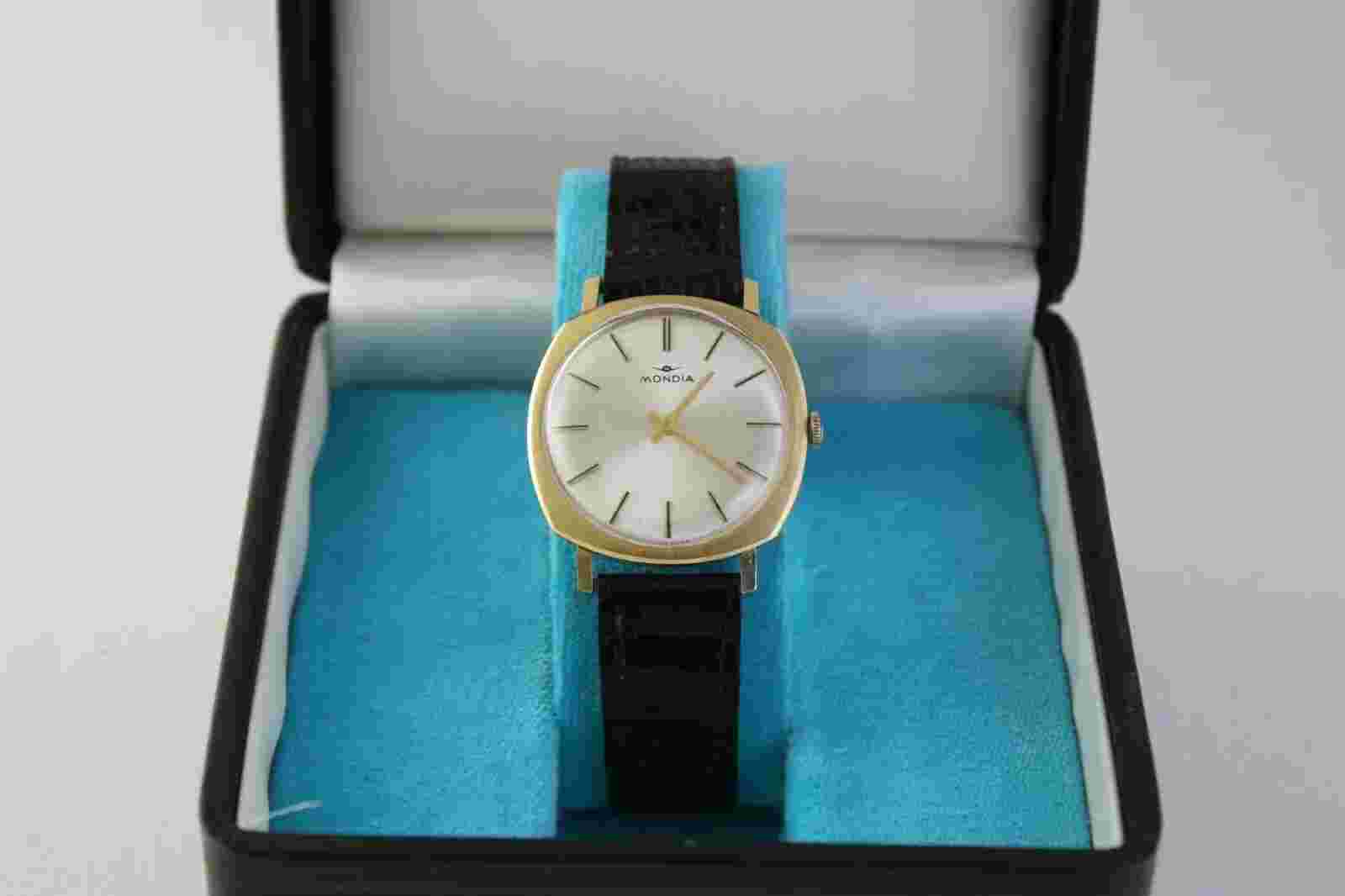 Mondia Men's Watch ref. 71 333 38 Vintage 1970s Yellow Gold Manual