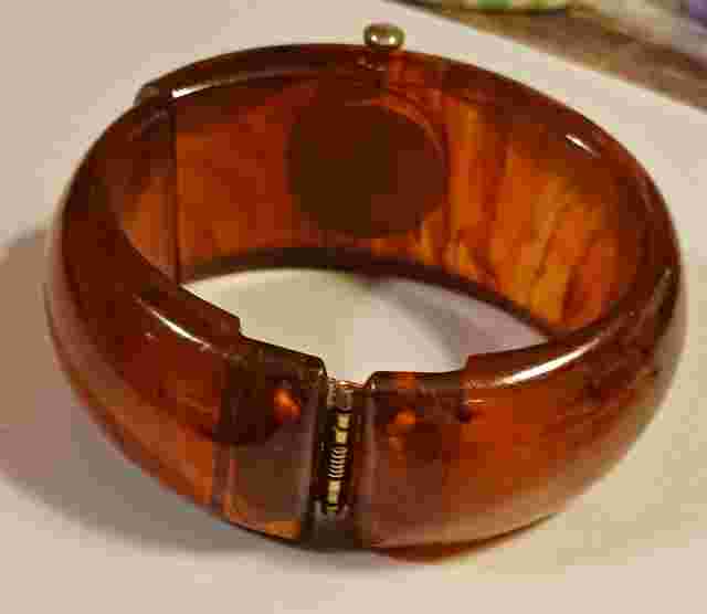 RUNNING WIND UP BAKELITE SWIRL BANGLE WATCH ROYAL DYNASTY 17 JEWEL HINGED CLAMP
