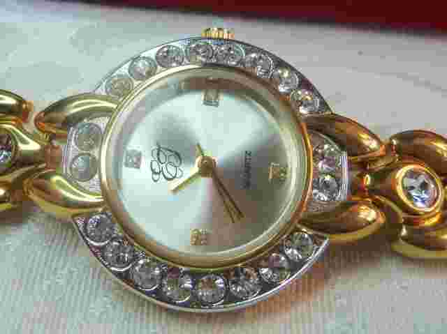 ELIZABETH TAYLOR VINTAGE LADIES DRESS WATCH NEW IN BOX ROUND face
