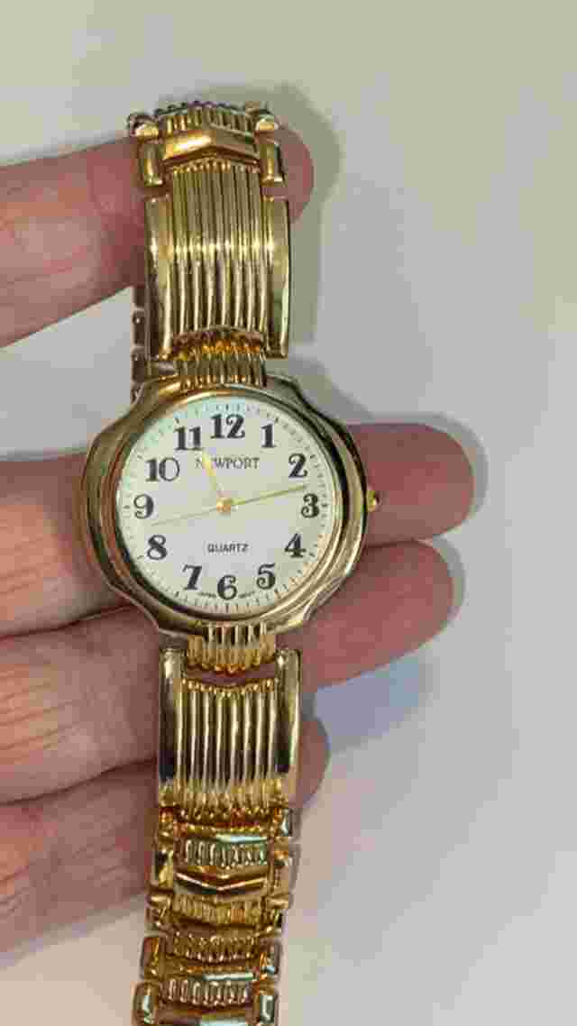 New Newport Ladies Watch Lg Face Shiny Gold Link Band Fit up to 8-3/4"Adjustable