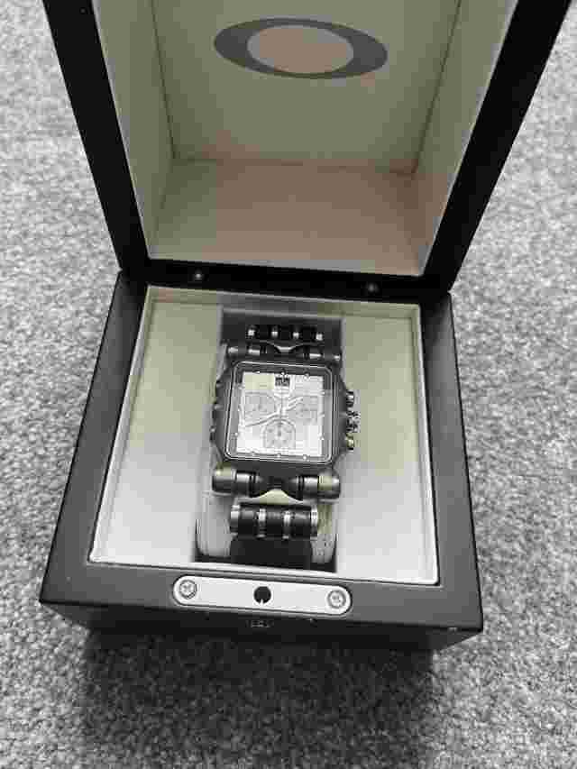 Oakley Minute Machine / Time Tank Watch Grey Dial Titanium With Box