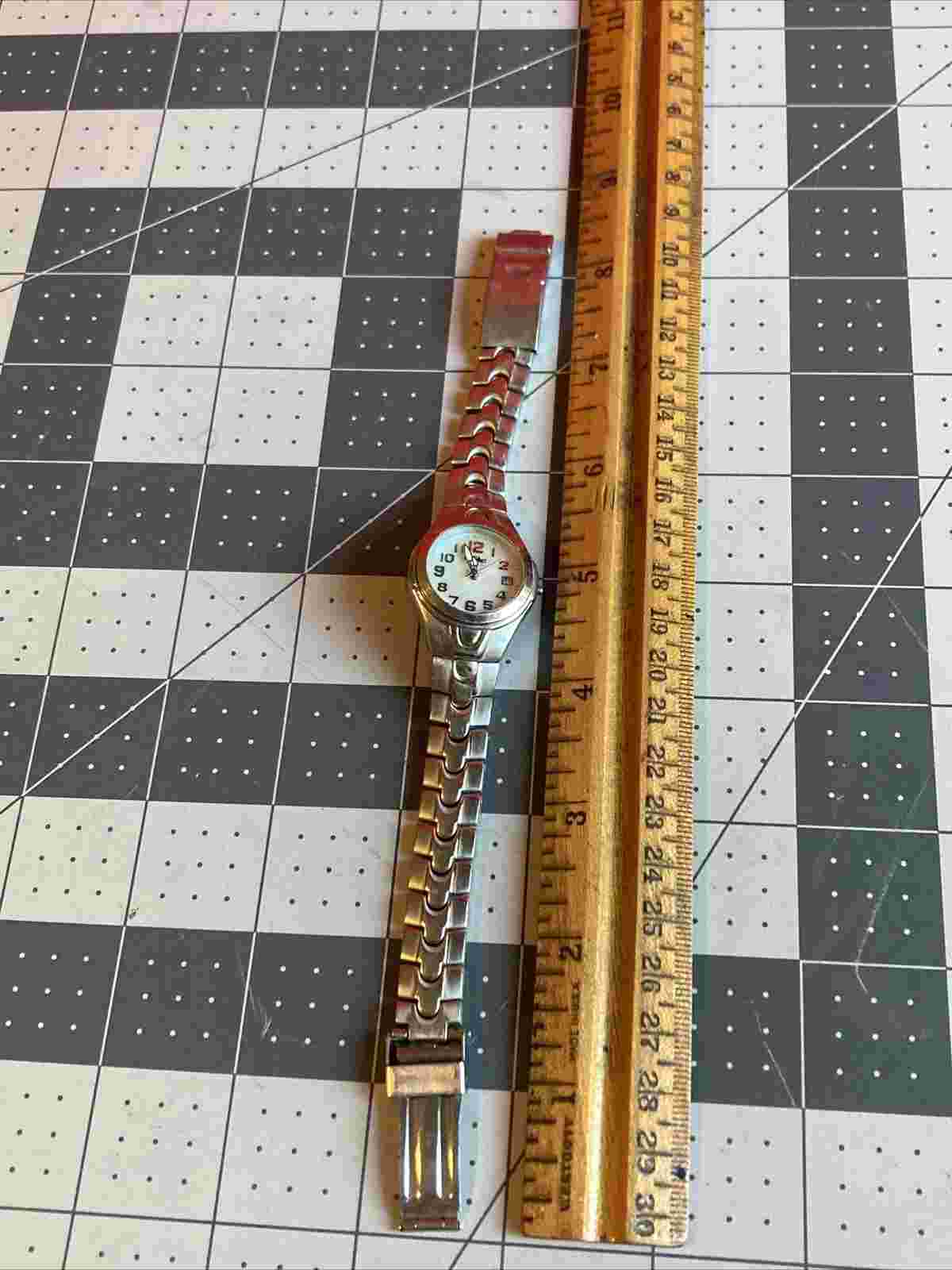 Mossimo MM90268 Watch Rare Item (works/missing knob/broken strap)