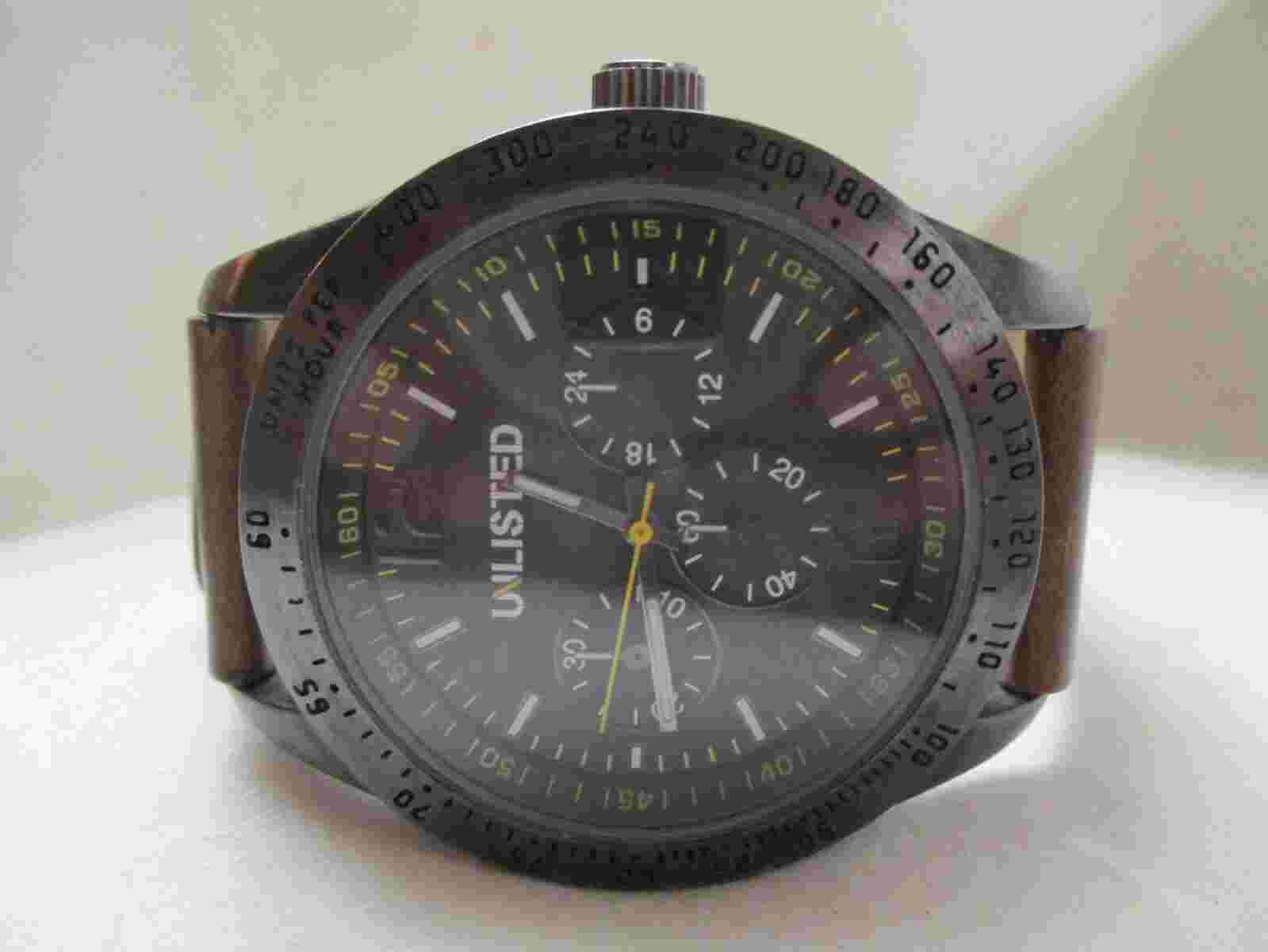 Unlisted Analog Wristwatch with a Buckle Band