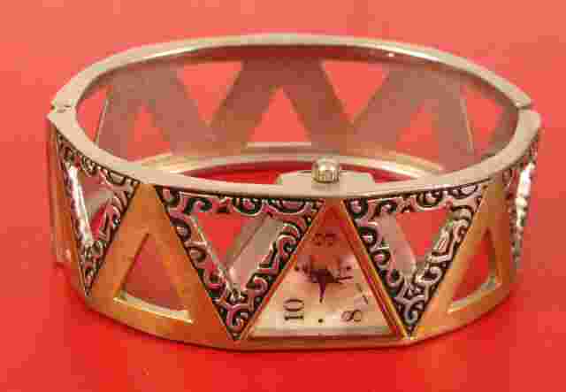 CLASSIC DENACCI HIDDEN WOMENS WATCH NOT WORKING MAY JUST NEED A BATTERY !!