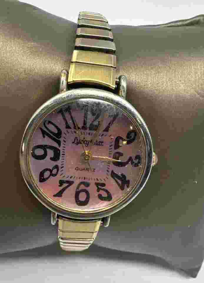 Lucky Star Analog Wristwatch with Quartz Movement New Battery