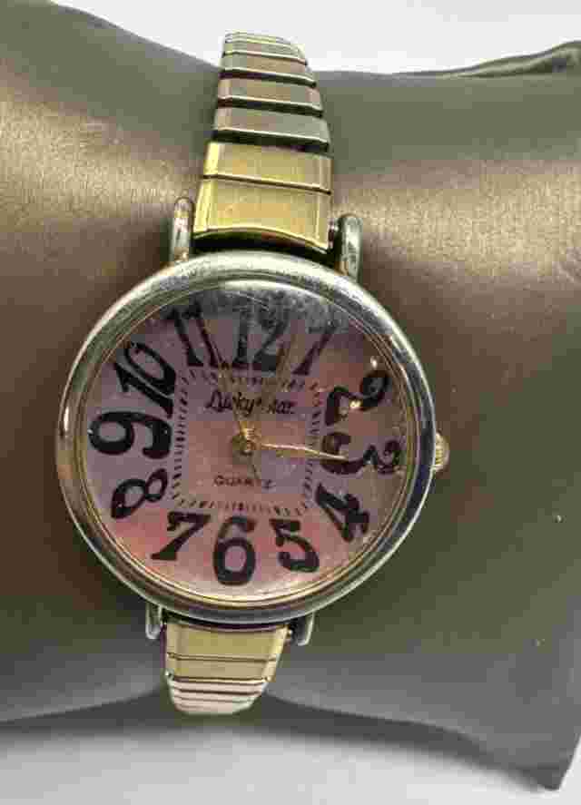 Lucky Star Analog Wristwatch with Quartz Movement New Battery