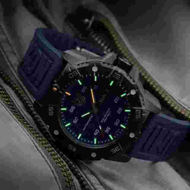 Men's Luminox Carbon SEAL Automatic Swiss Made Dive Watch 3863