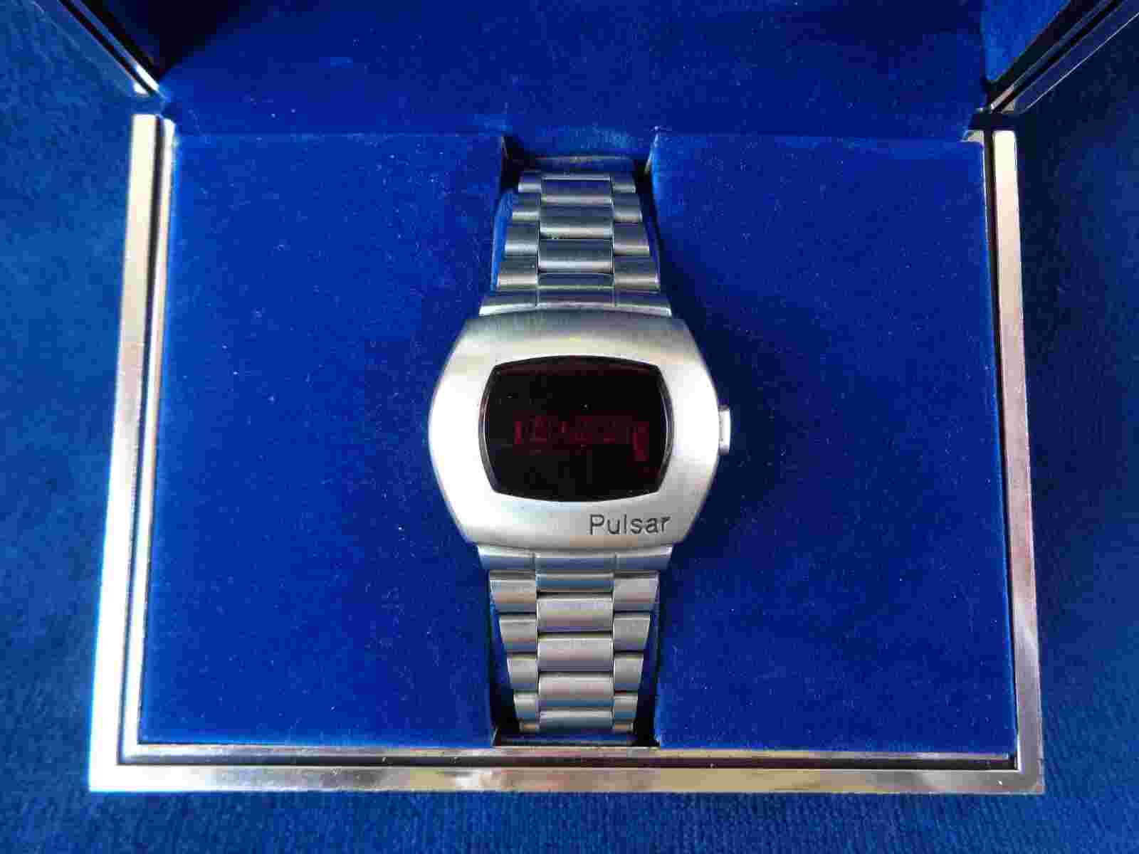 Pulsar P2 LED Model 2900 Time Computer James Bond