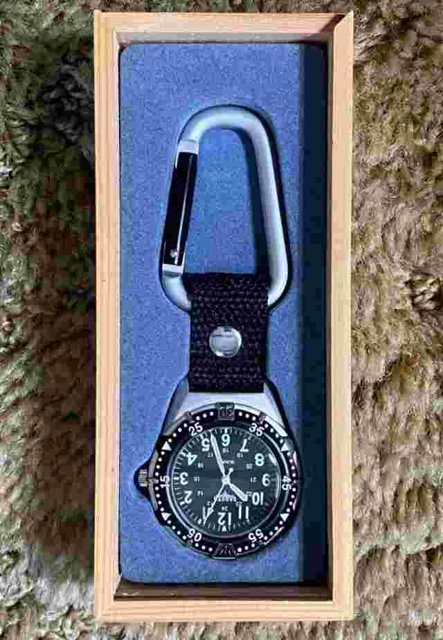 DAKOTA WATCH COMPANY MEN'S QUARTZ CARBINER CLIP ON WATCH WATER RESISTANT 28446