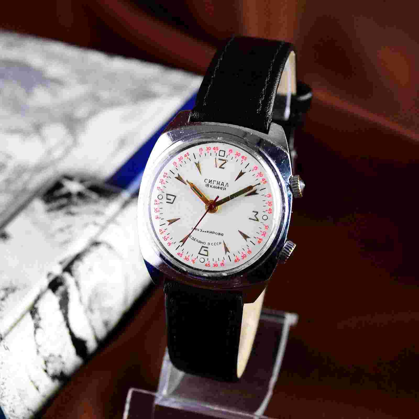 Vintage Wristwatch SIGNAL Alarm 18 JEWELS USSR Soviet Mechanical Men's Watch