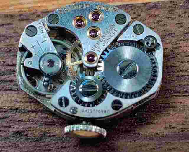 Vintage BANNER PERMAPOWER 17j 15mm Swiss Watch Movement TICKS PARTS or REPAIR