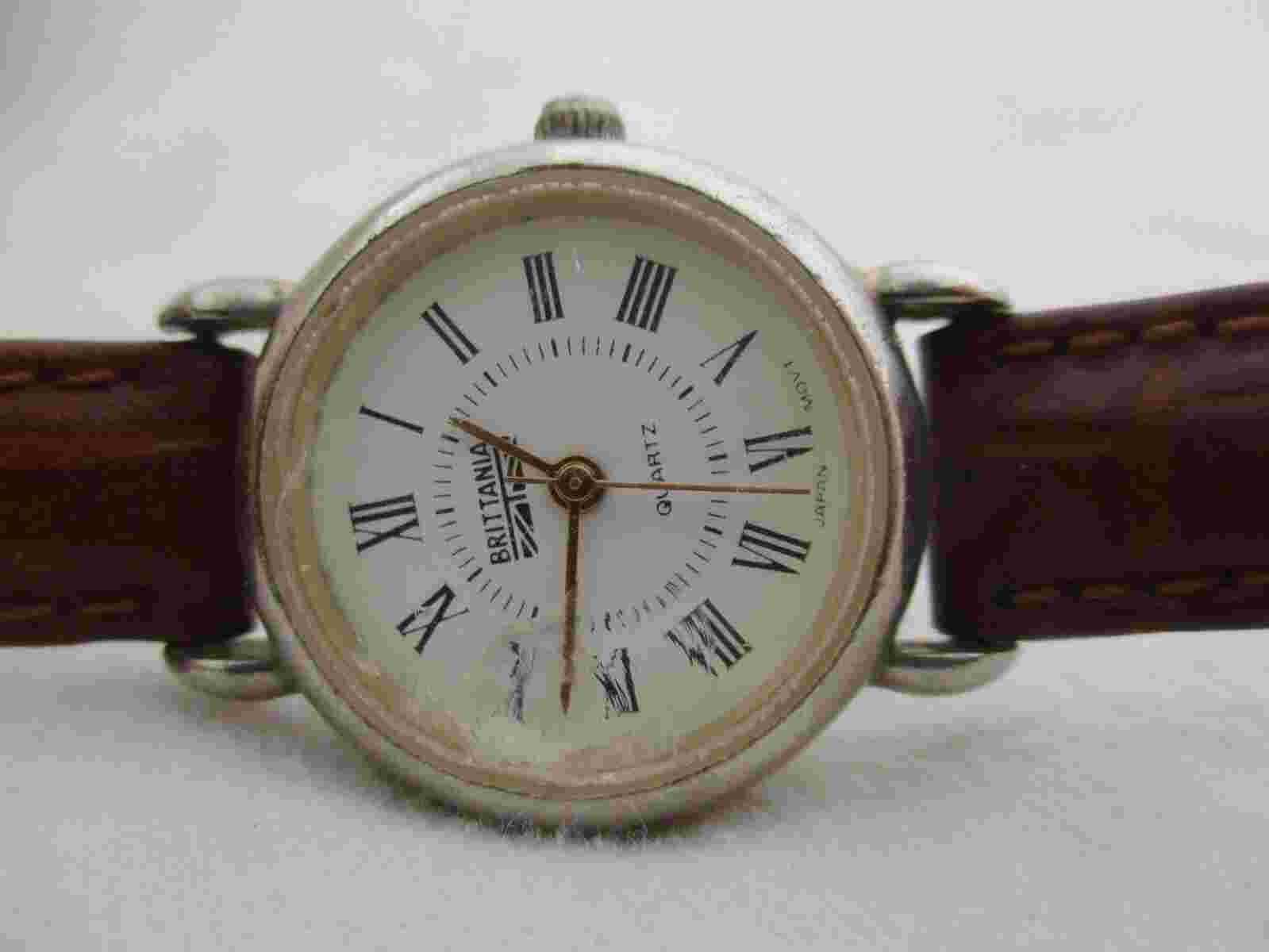 Brittania Analog Wristwatch with a Buckle Band and Quartz Movement