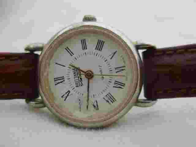 Brittania Analog Wristwatch with a Buckle Band and Quartz Movement