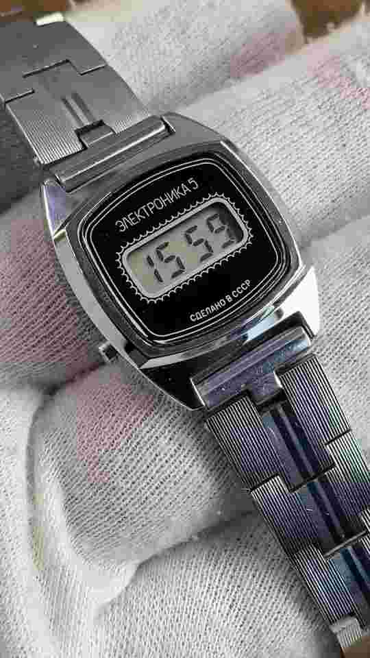 Elektronika 5 LCD Digital vintage Ladies quartz Soviet Era watch