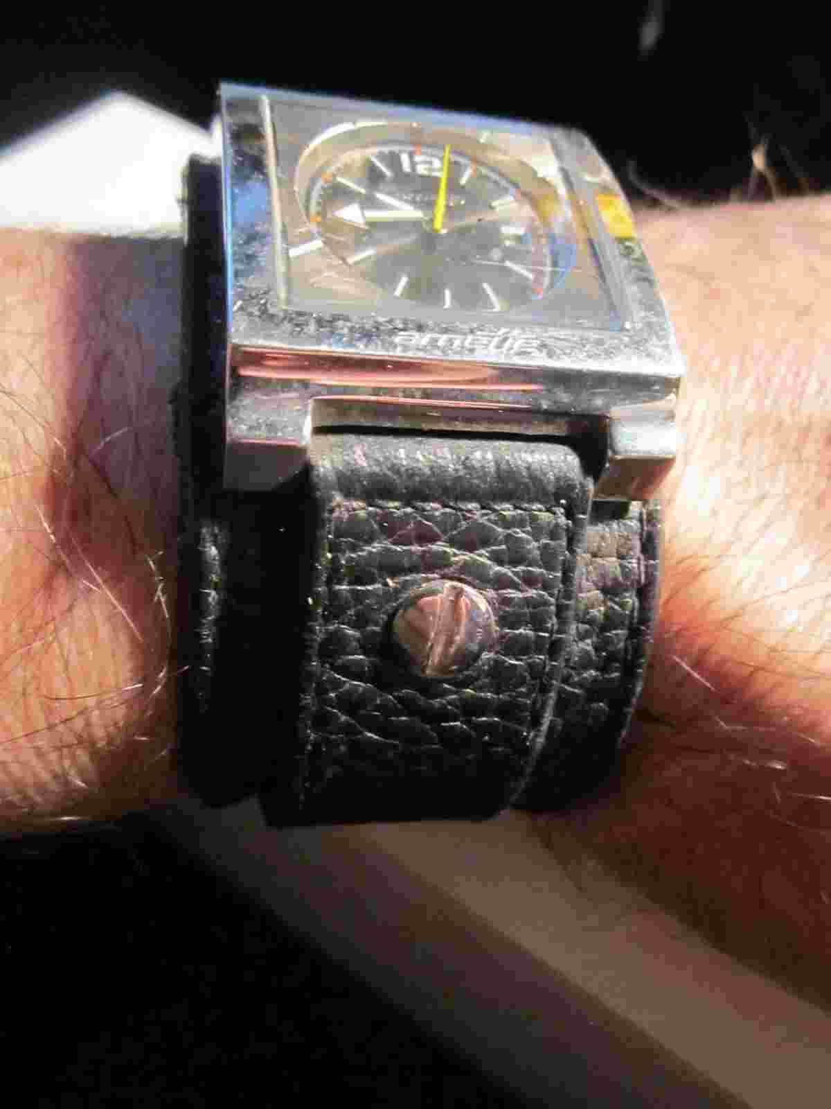 VINTAGE ARNETTE WATCH QUARTZ LEATHER BAND NEEDS NEW BATTERY TO RUN BBA46