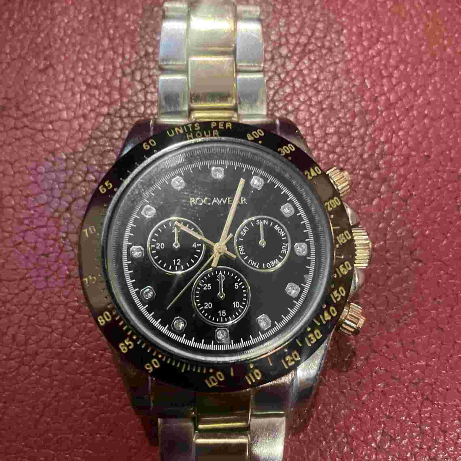 rocawear RM 9105 mens stainless steel silver and gold watch. read description