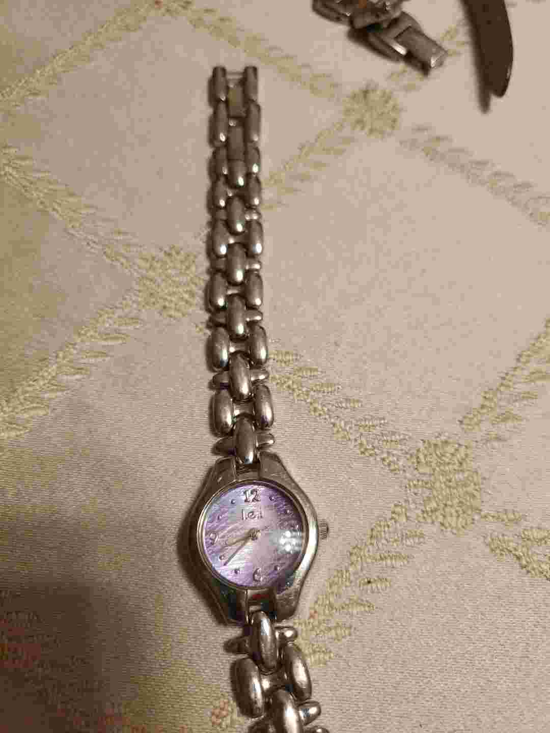 l.e.i. Watch Silver Toned Band Round Purplish Face Working New Battery