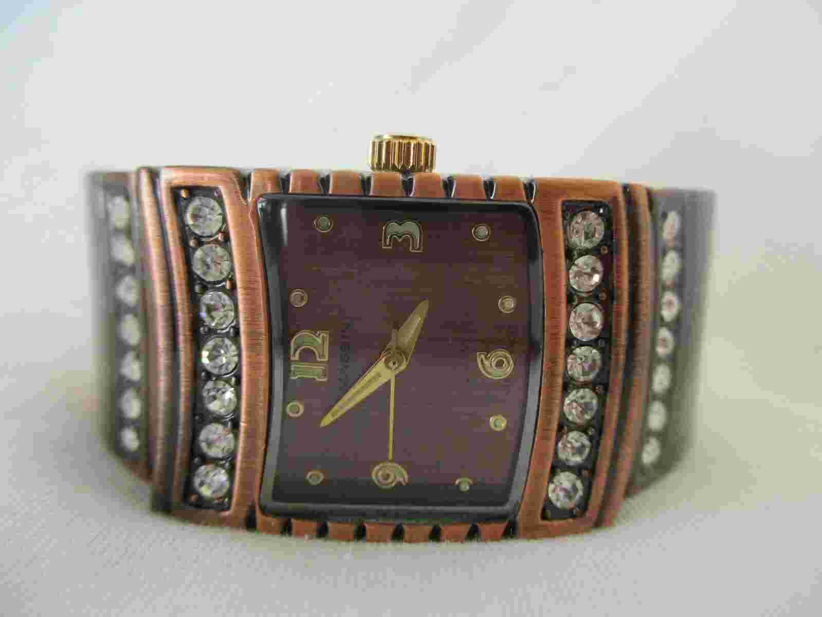 Massini Analog Wristwatch with a Cuff Band