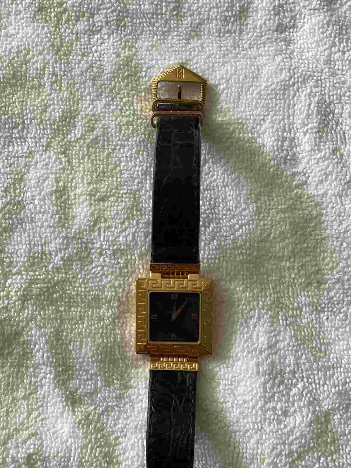 Authentic Gianni Versace Signature 00418  Medusa Gold Plated G10 Square Watch