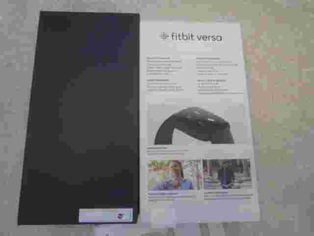 Fitbit Versa Box, Charger, 2 Wristbands Straps (silicon, metal magnetic), Versa*