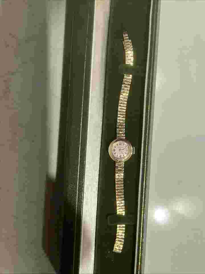 Child 14k Eloga Vintage  Watch 17 Jewel 15gm  5 1/2” L  1/2” Round Face
