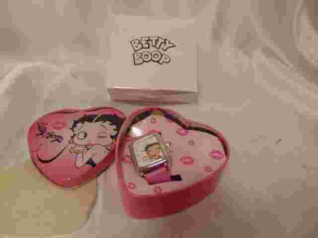 NIB 2005 Betty Boop Watch with Heart Shaped Metal Tin