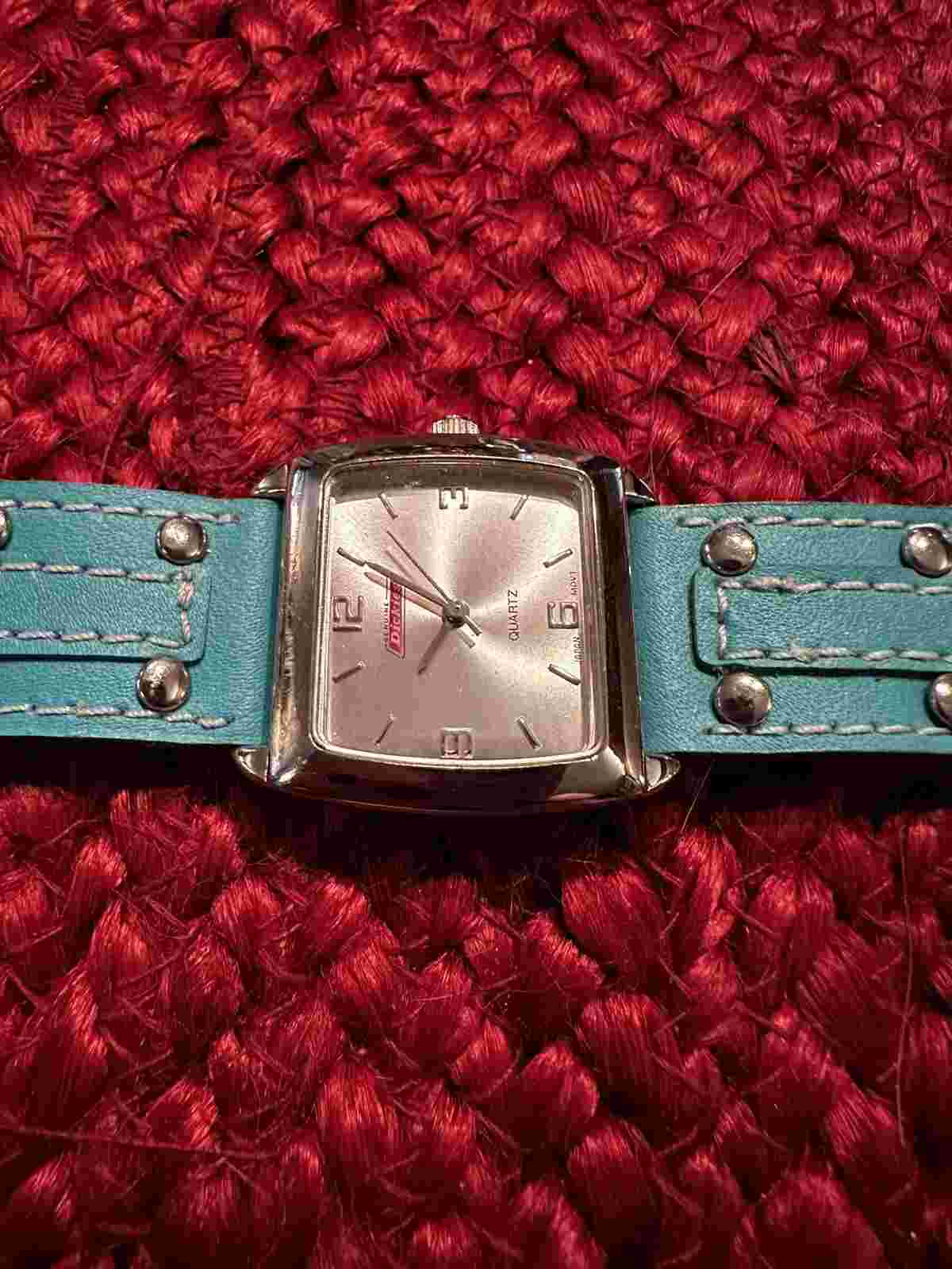 Dickies ladies wristwatch with aqua leather band