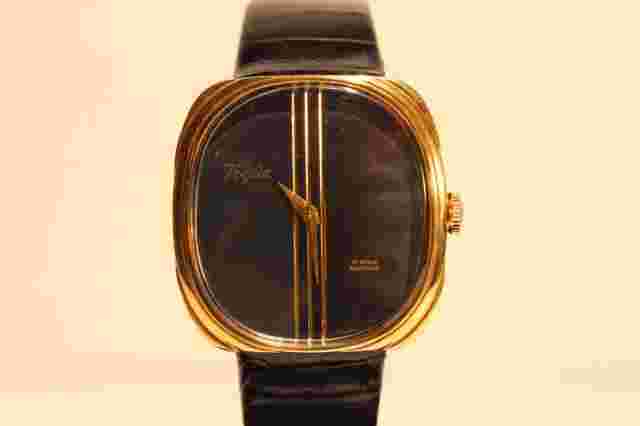 VINTAGE SWISS BEAUTIFUL GENUINE LADIES GOLD PLATED MECHANICAL WATCH "VOGUE" 17J.