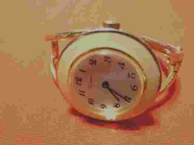 VINTAGE LADIES SUPREME WRIST WATCH VERY UNIQUE STYLE GOLD TONE BAND SHARP  # 043