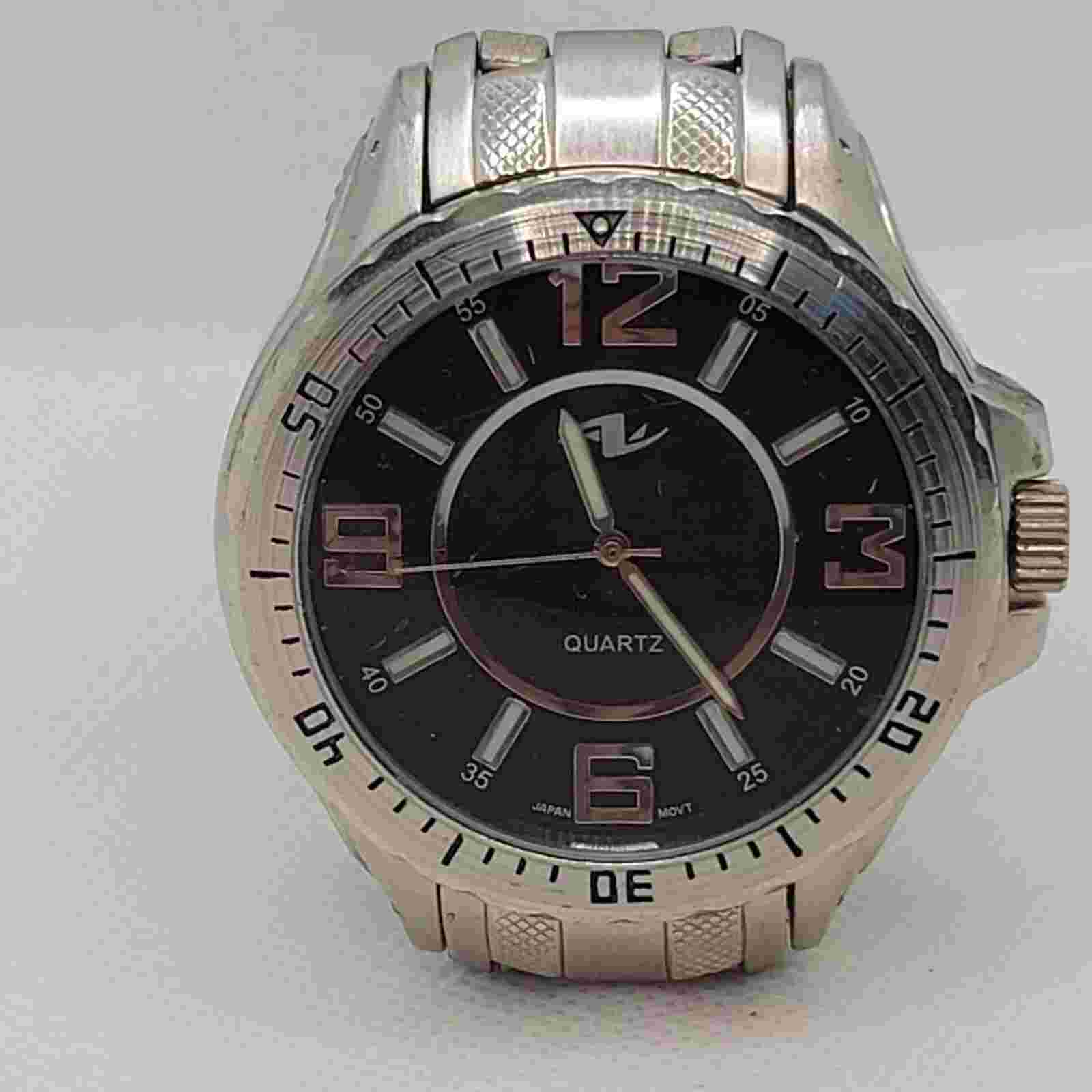 Mens Wrist Watch Silver Tone Adjustable Silver New Battery Glow