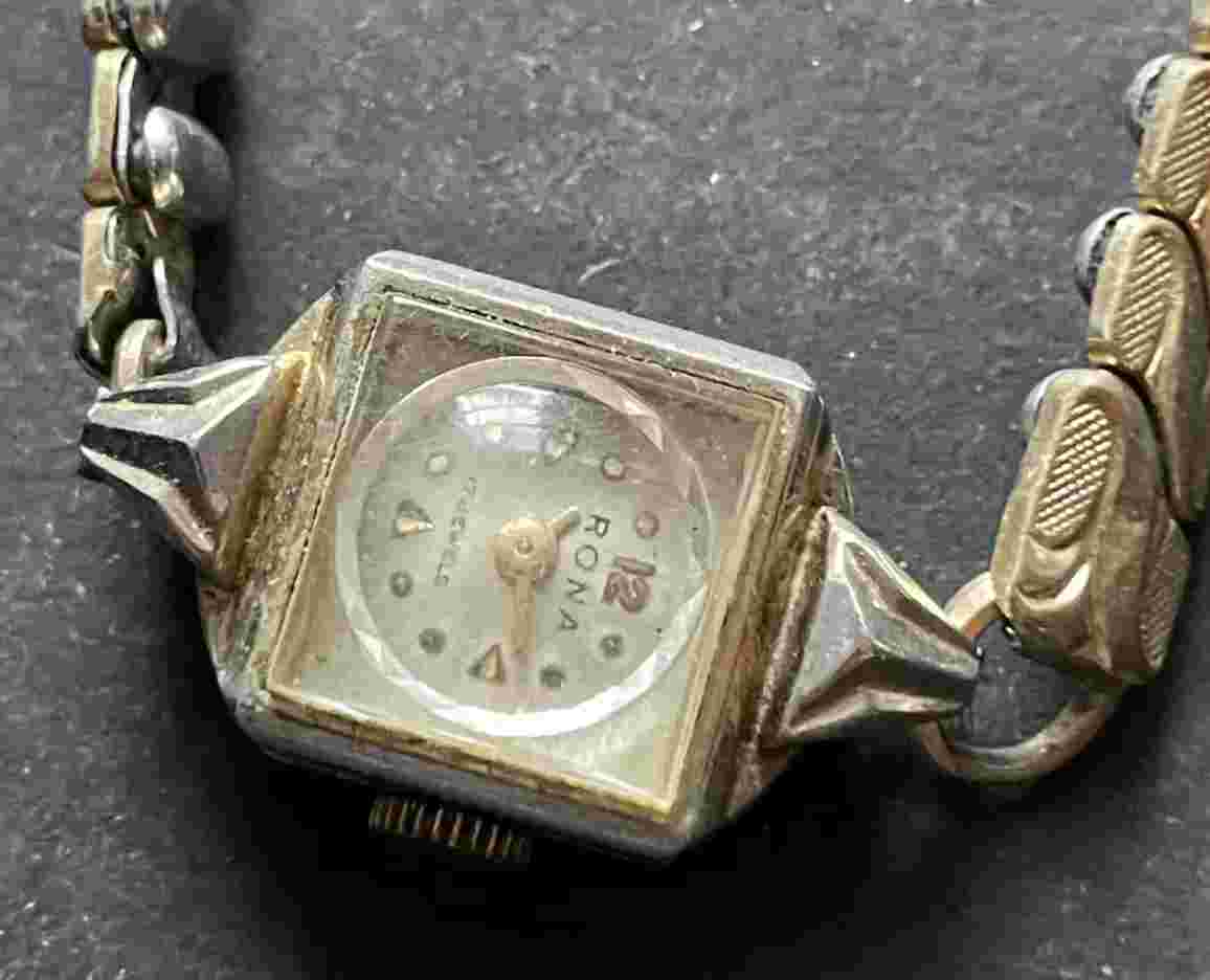 Vintage Roma Women's Watch Running Ticks 15mm Square Gold Tone Case 17j Swiss