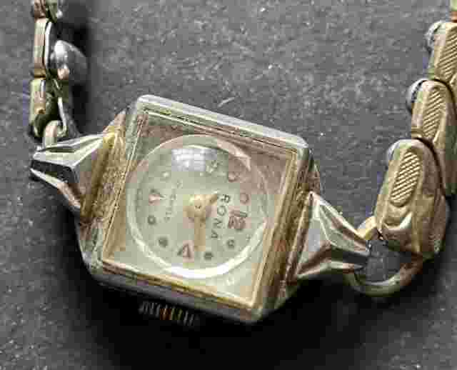 Vintage Roma Women's Watch Running Ticks 15mm Square Gold Tone Case 17j Swiss