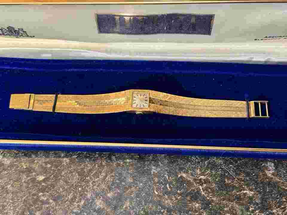 Vintage Juvenia Womans Watch 18k Gold