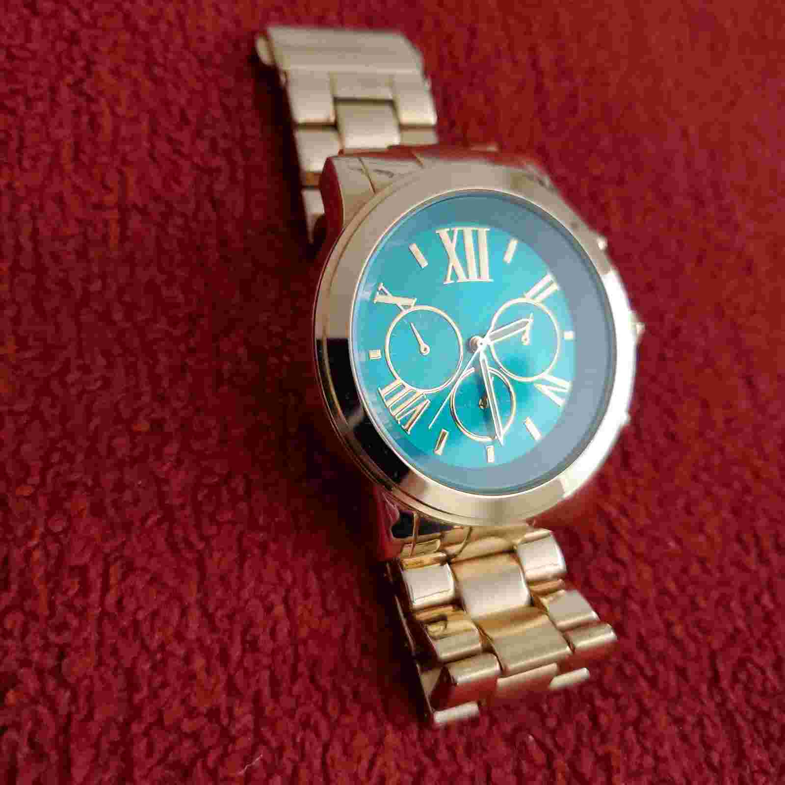 FMDM0545 IF162 metal analog wrist watch gold color good cond works as it should