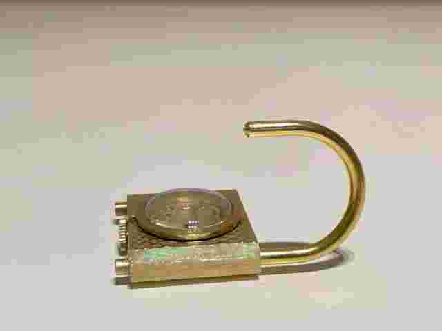 VINTAGE RARE GOLDEN TONE COLLECTIBLE MEN'S LADIES SWISS WATCH PADLOCK"LAUSANNE"