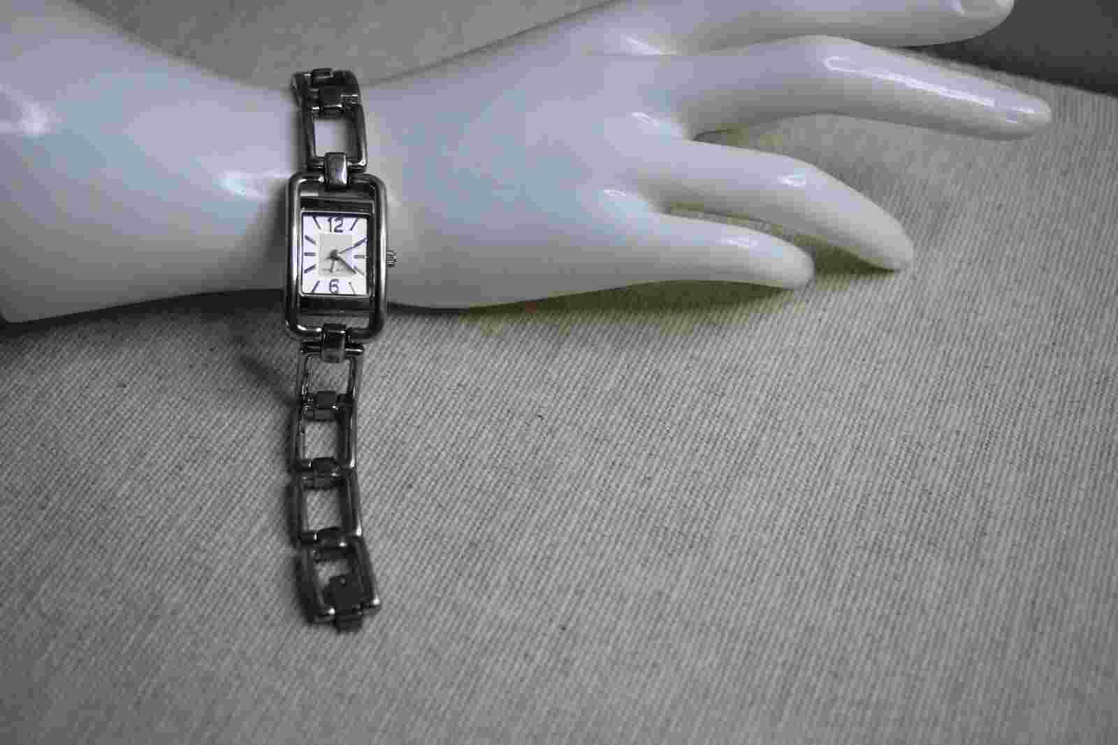 Nine West Silvertone Link Womens Watch Works Great