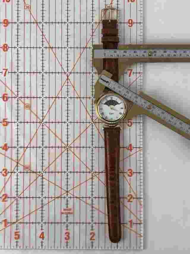 VTG Epic 35mm Gold Tone Day/Night Dial Quartz Watch w/Leather Band & Battery