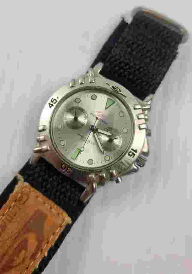 Vintage Quiksilver Wrist Band Watch Rotatable Bezel 3 Face Day Date 30M Quartz