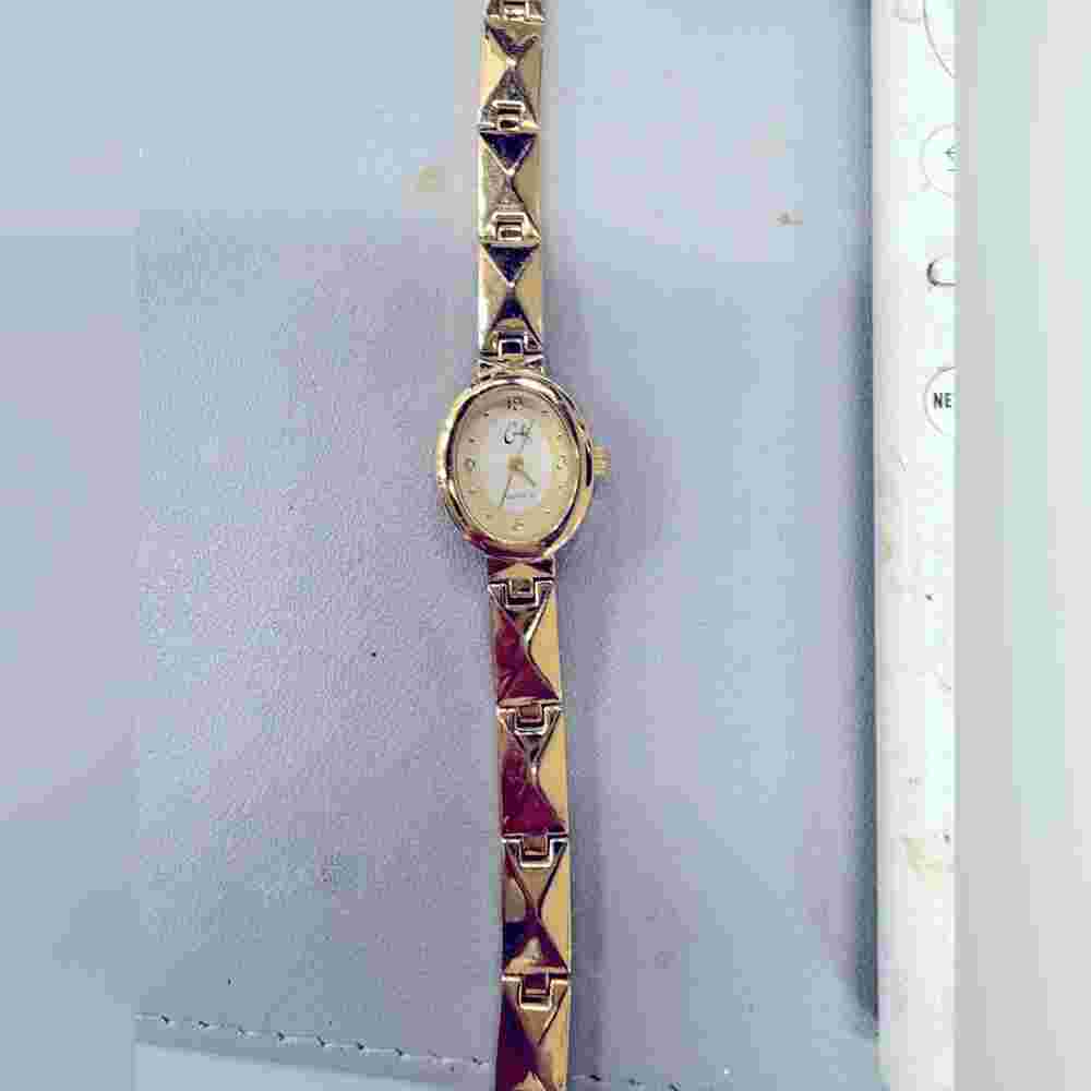 Cache ladies watch pretty gold tone unique band new battery