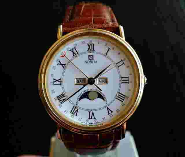 VINTAGE NOBLIA CITIZEN TRIPLE DATE MOON PHASE QUARTZ MEN'S GOLDEN DRESS WATCH