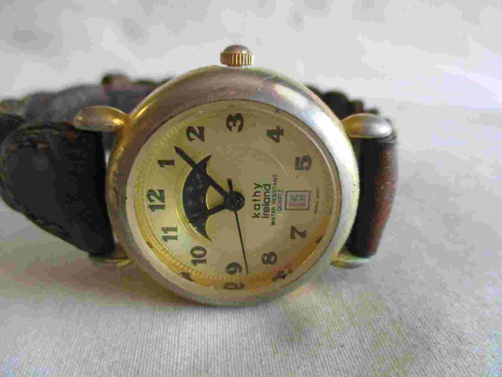 Kathy Ireland Analog Wristwatch with a Buckle Band and Quartz Movement