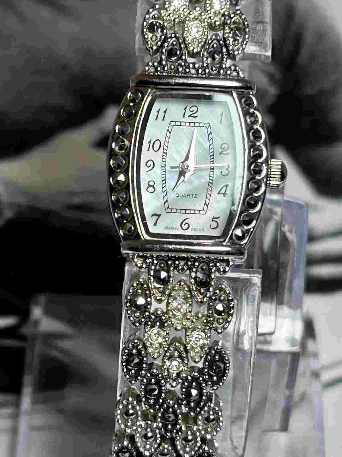 Beautiful Vintage MZ Berger Women’s Quartz Watch. Runs Great Keeping Time
