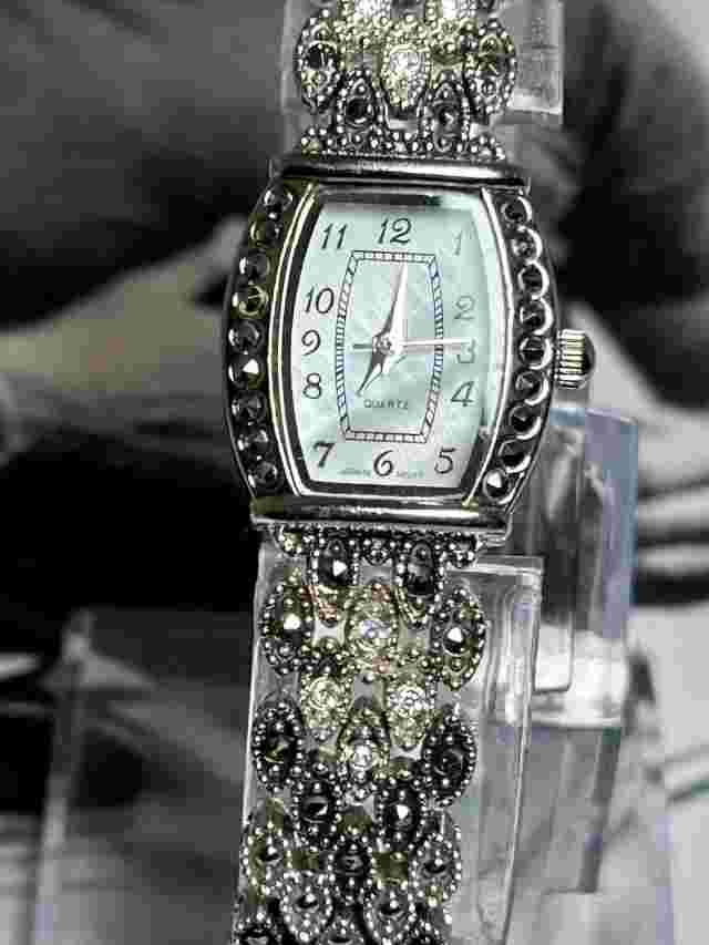 Beautiful Vintage MZ Berger Women’s Quartz Watch. Runs Great Keeping Time